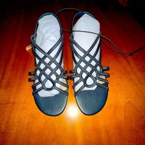 Women’s size 10 M brand is East 5th Style is Reno navy